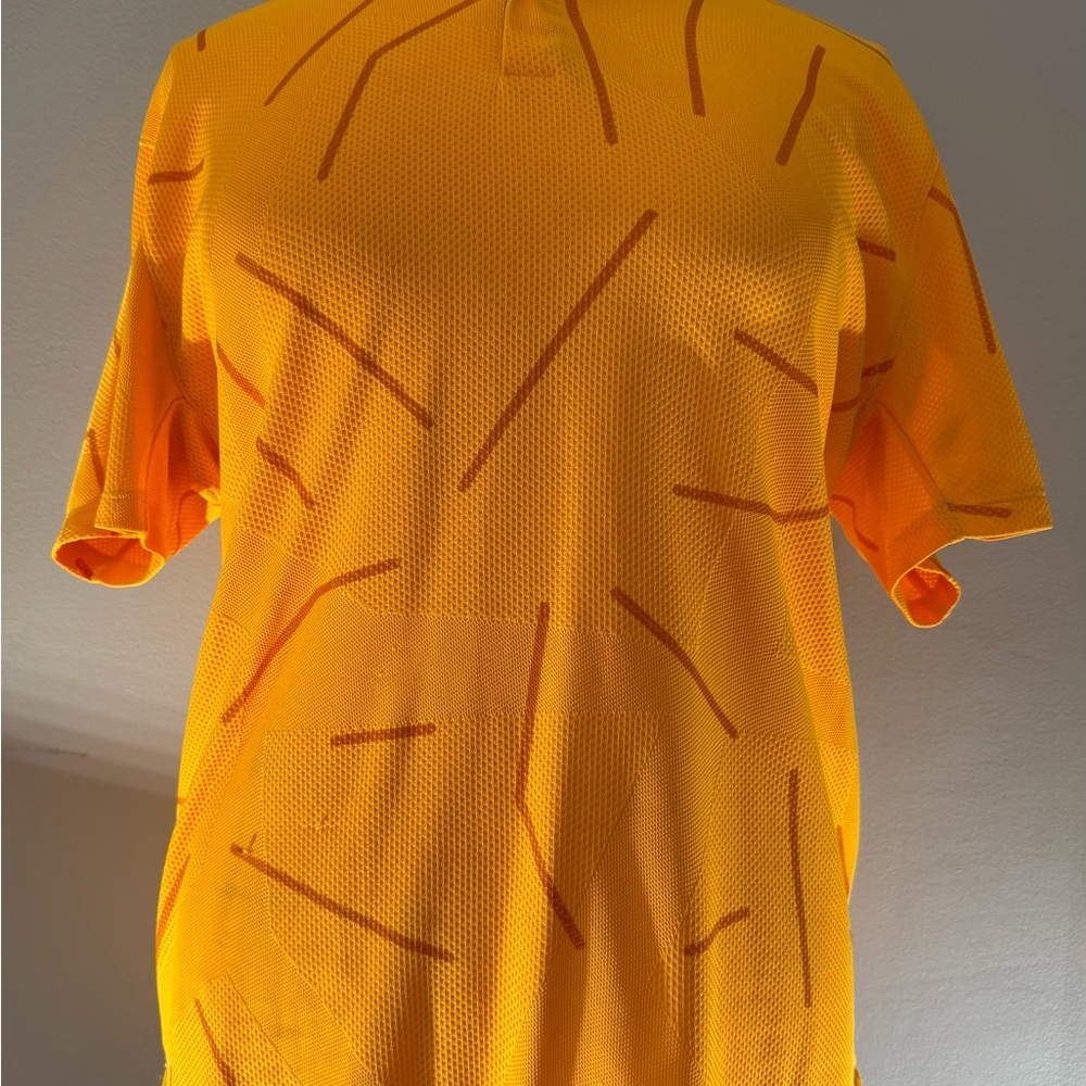Nike Men’s Tiger Woods - Vibrant Yellow Graphic T-Shirt